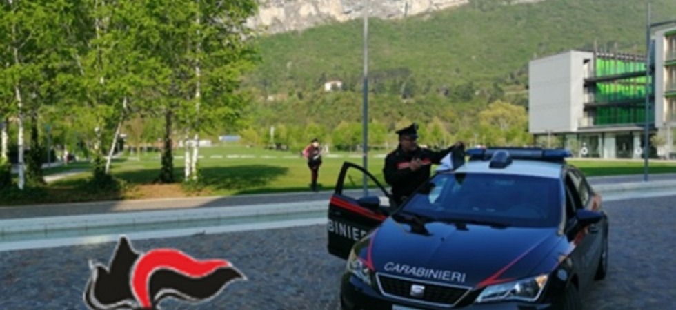 Evade dai domiciliari e rapina due ragazzi
